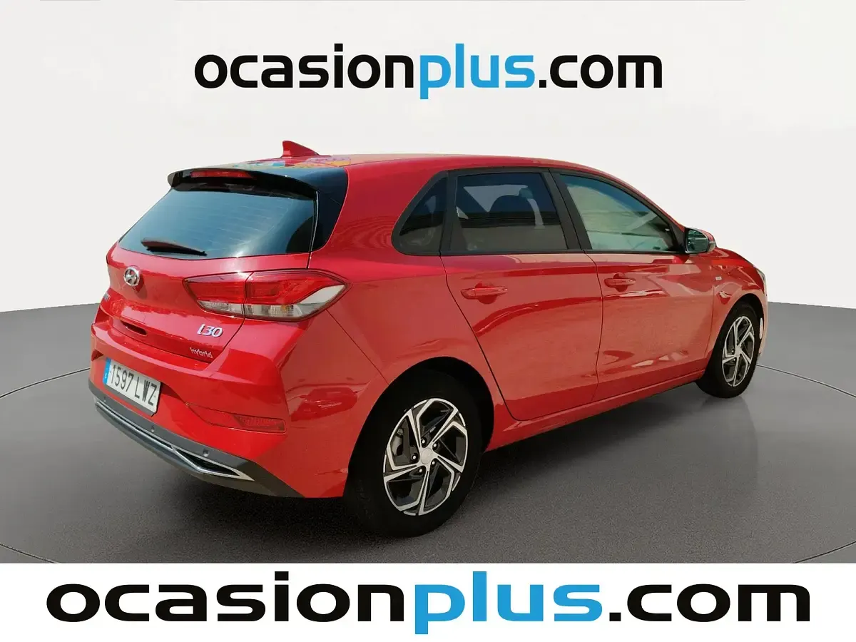 Usado Hyundai i30 120 CV (88 kW) 2022 Rojo Utilitario