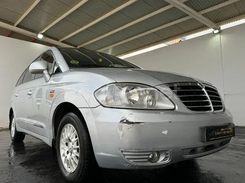 Usado SsangYong Rodius Limited 165 CV (121 kW) 2011 Gris / plata Monovolumen