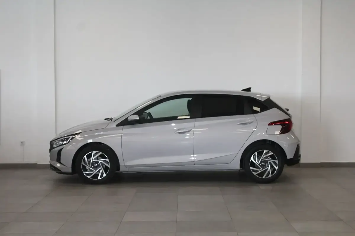 Usado Hyundai i20 101 CV (74 kW) 2024 Gris / plata Berlina