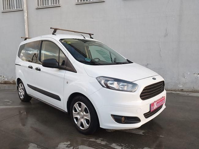 Usado Ford Tourneo Courier Trend 100 CV (73 kW) 2018 Blanco Monovolumen