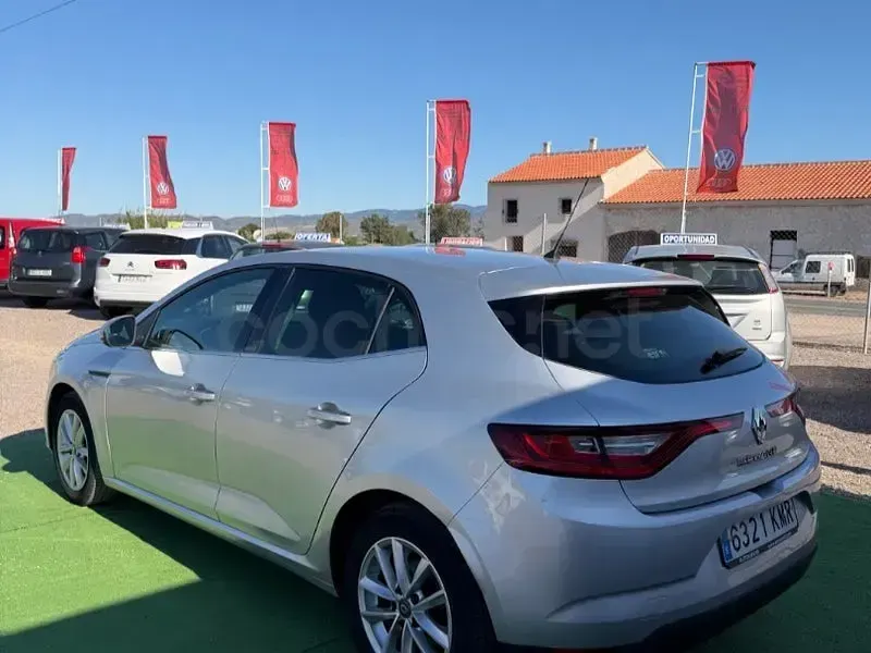 Usado Renault Mégane Zen 115 CV (84 kW) 2019 Gris / plata Berlina