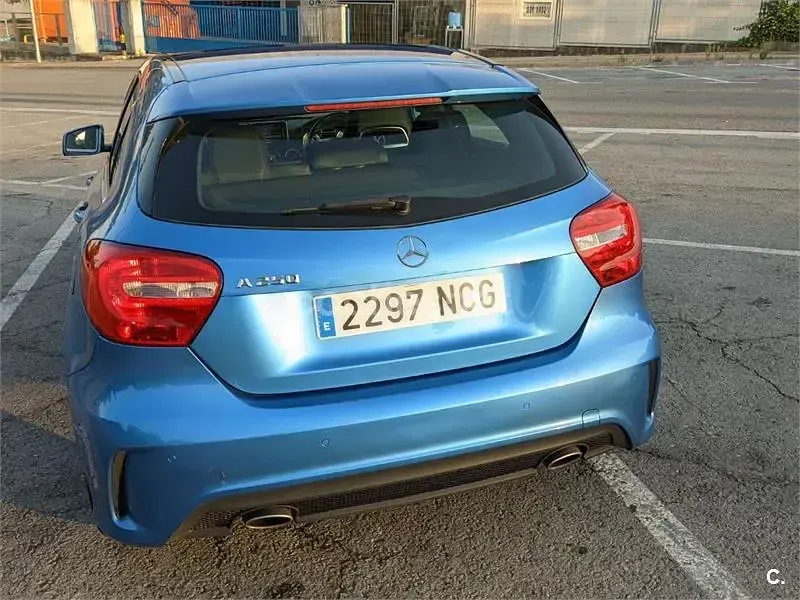 Usado Mercedes A250 AMG line 211 CV (155 kW) 2012 Azul Utilitario