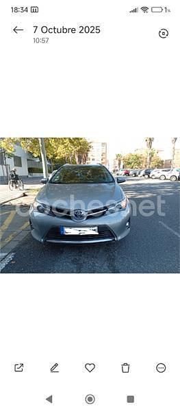 Usado Toyota Auris Hybrid Advance 136 CV (100 kW) 2014 Gris / plata Familiar