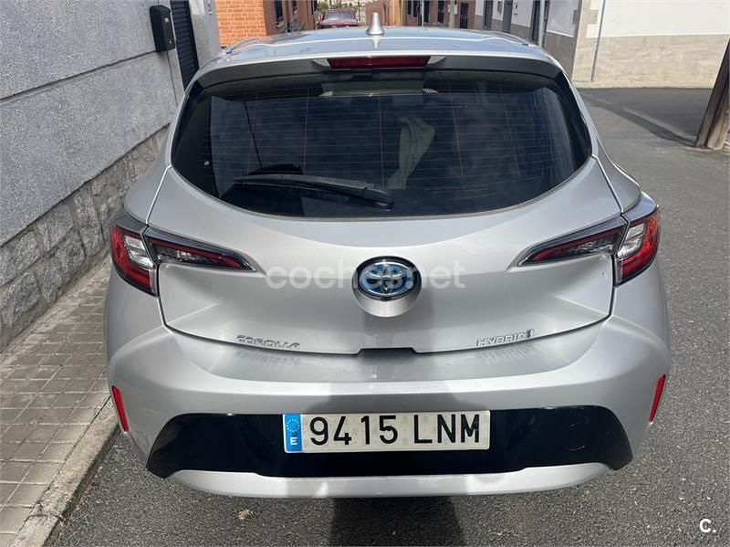 Usado Toyota Corolla 122 CV (89 kW) 2021 Gris / plata Berlina