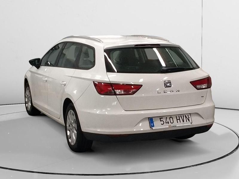 Usado Seat Leon Style 105 CV (77 kW) 2014 Blanco Familiar
