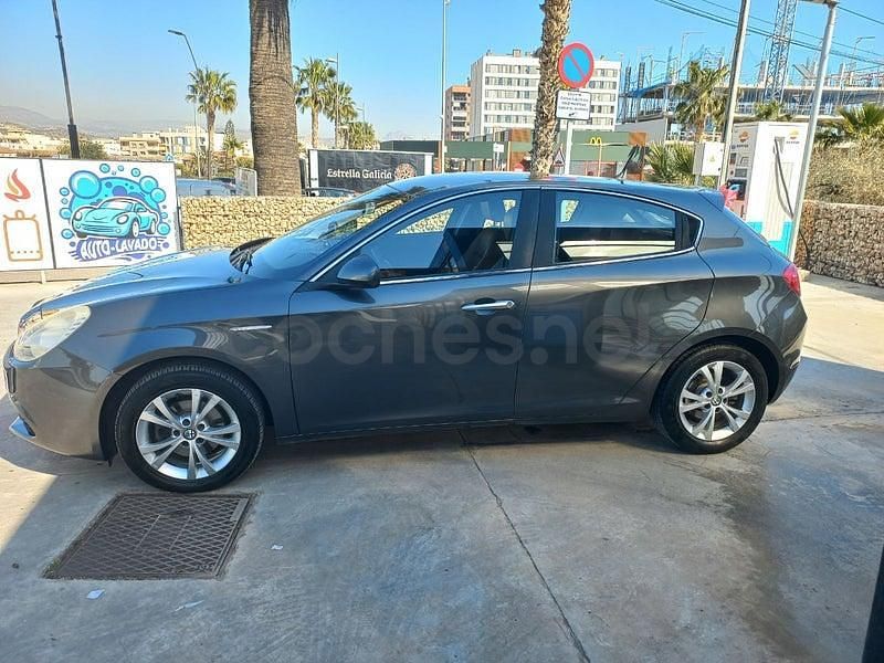 Usado Alfa Romeo Giulietta Distinctive 105 CV (77 kW) 2013 Gris / plata Utilitario