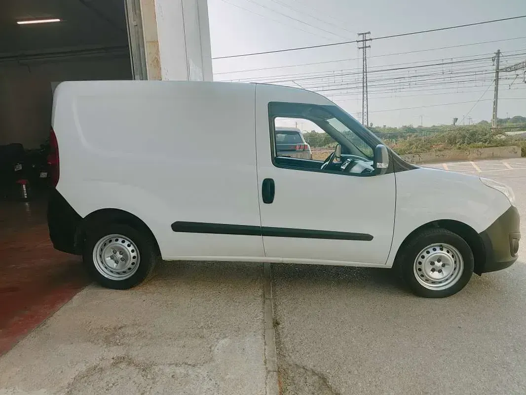 Usado Opel Combo 95 CV (69 kW) 2018 Blanco Monovolumen