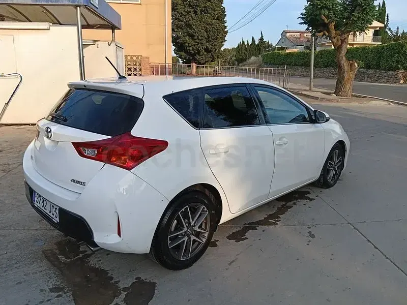 Usado Toyota Auris Active 124 CV (91 kW) 2015 Blanco Berlina