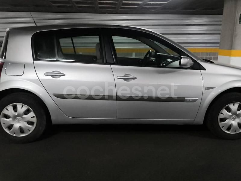 Usado Renault Mégane II Dynamique 105 CV (77 kW) 2007 Gris / plata Berlina