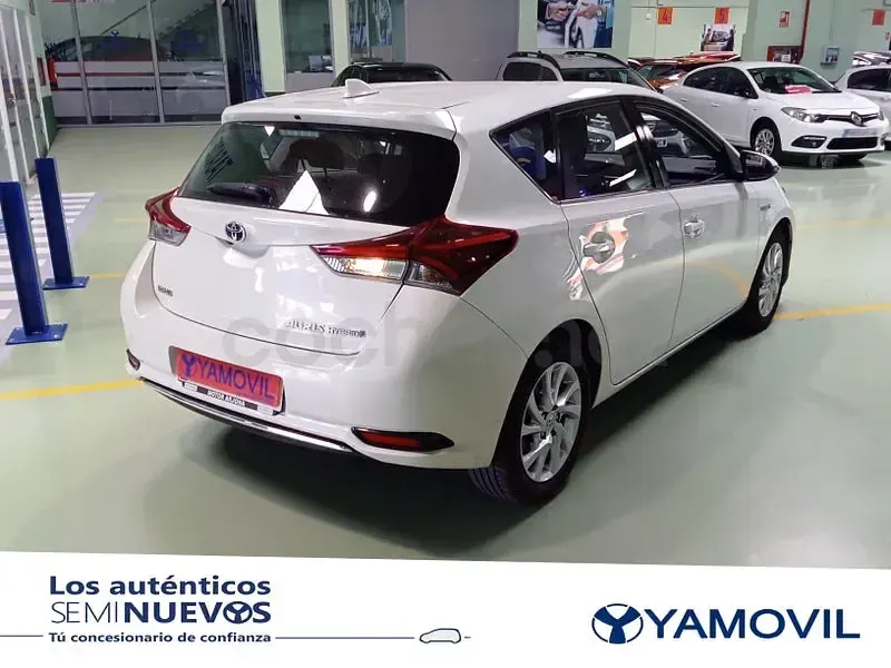 Usado Toyota Auris Hybrid Active 136 CV (100 kW) 2016 Blanco Berlina