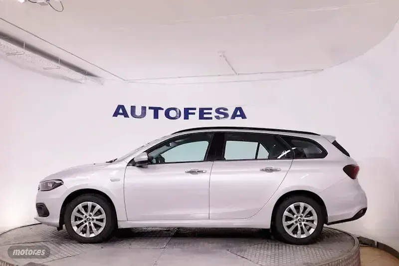 Usado Fiat Tipo 120 CV (88 kW) 2018 Plateado Familiar