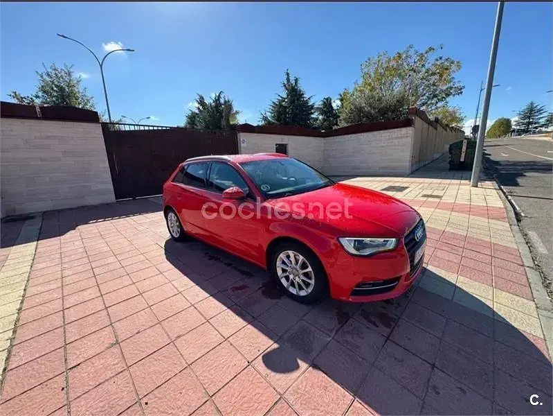 Usado Audi A3 Attraction 105 CV (77 kW) 2014 Rojo Berlina