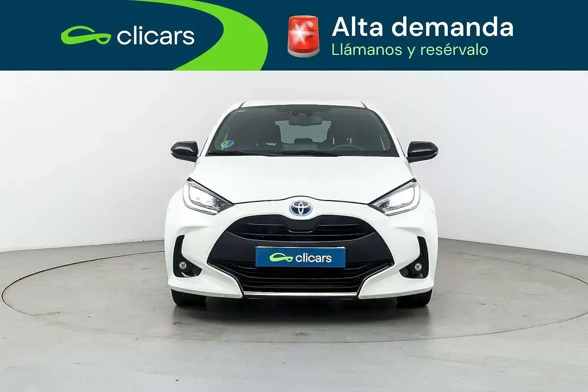 Usado Toyota Yaris Hybrid Style 75 CV (55 kW) 2021 Blanco Berlina