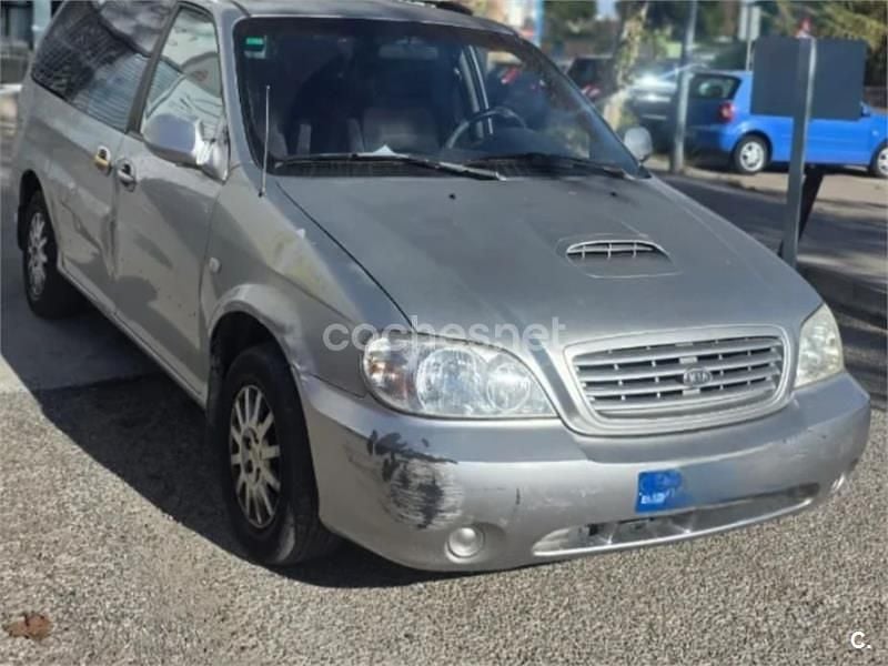 Usado Kia Carnival LX 144 CV (105 kW) 2003 Gris / plata Monovolumen