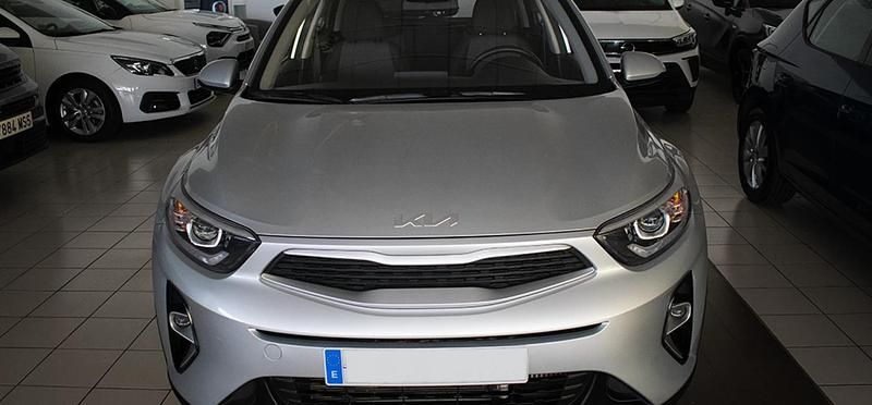 Usado Kia Stonic 101 CV (74 kW) 2024 Plata SUV