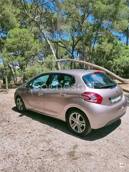 Usado Peugeot 208 Allure 120 CV (88 kW) 2013 Beige Utilitario