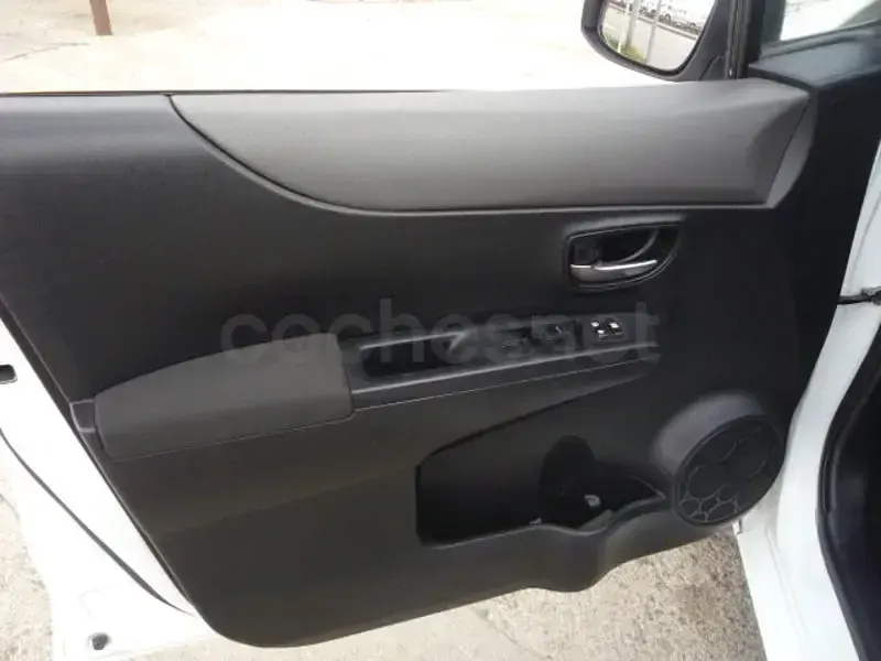 Usado Toyota Yaris Active 90 CV (66 kW) 2014 Blanco Utilitario