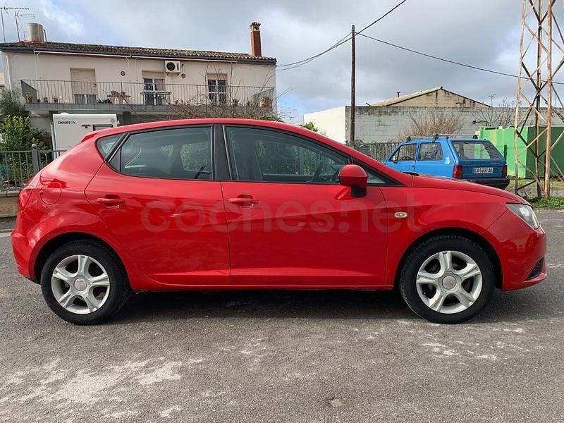 Usado Seat Ibiza Reference 90 CV (66 kW) 2013 Rojo Berlina