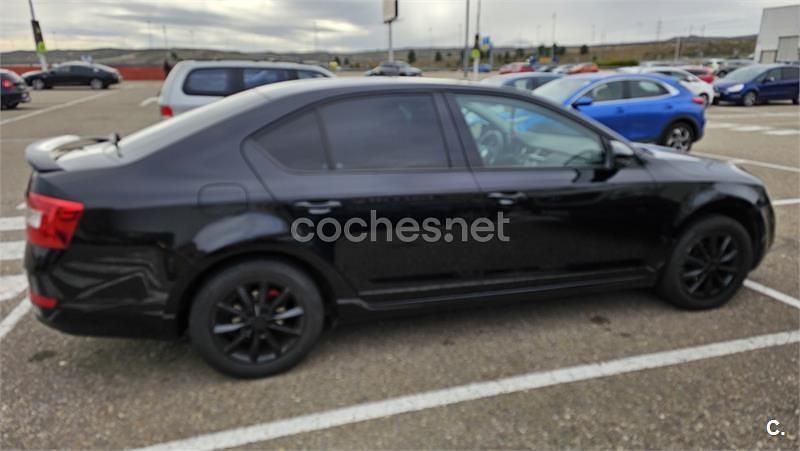 Negro Usado 2015 Skoda Octavia Ambition Berlina | 10.000 € (Precio justo) - Imagen 1/4