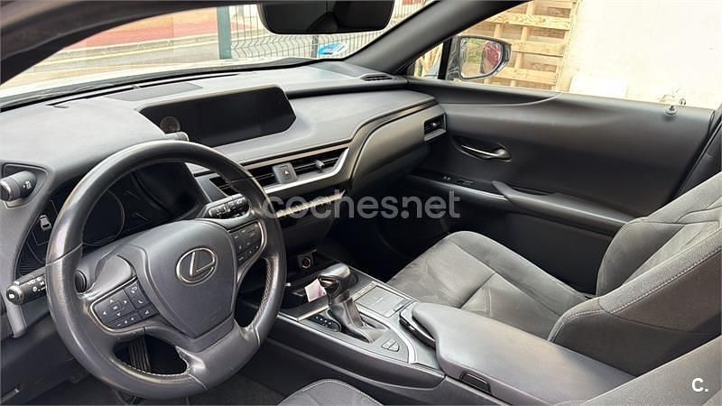 Usado Lexus UX Business Edition 184 CV (135 kW) 2019 Gris / plata SUV