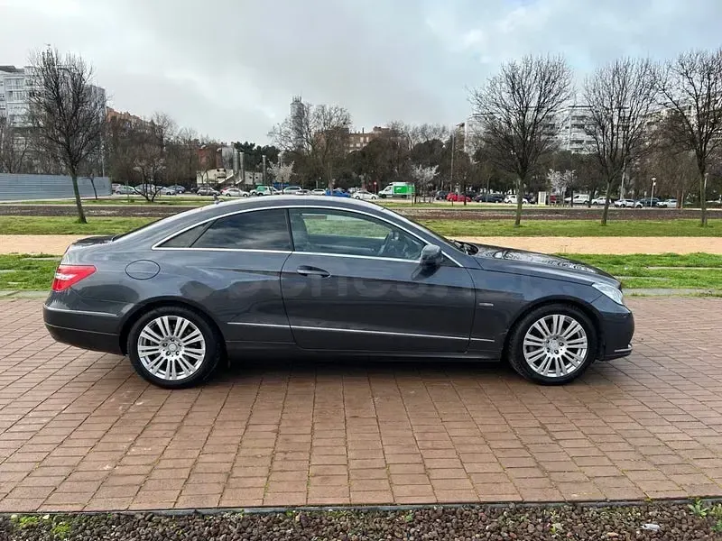 Usado Mercedes E220 170 CV (125 kW) 2011 Gris / plata Coupe