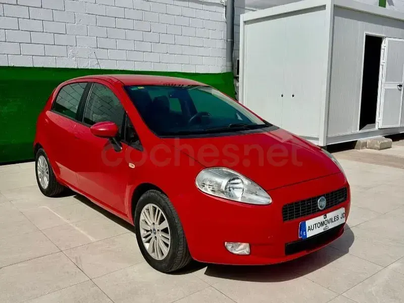 Usado Fiat Punto Dynamic 70 CV (51 kW) 2005 Rojo Utilitario