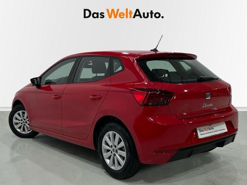 Usado Seat Ibiza Style Plus 110 CV (80 kW) 2022 Rojo Utilitario