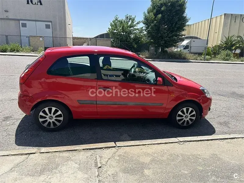 Usado Ford Fiesta Trend 80 CV (58 kW) 2006 Rojo Utilitario