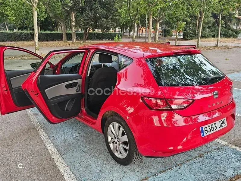 Usado Seat Leon ST Style 110 CV (80 kW) 2014 Rojo Familiar