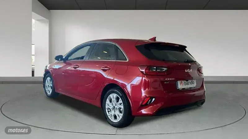 Usado Kia Ceed 136 CV (100 kW) 2023 Rojo Utilitario