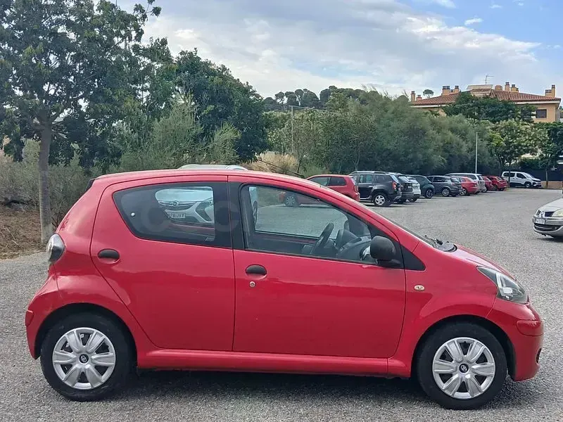 Usado Toyota Aygo Live 68 CV (50 kW) 2010 Rojo Utilitario