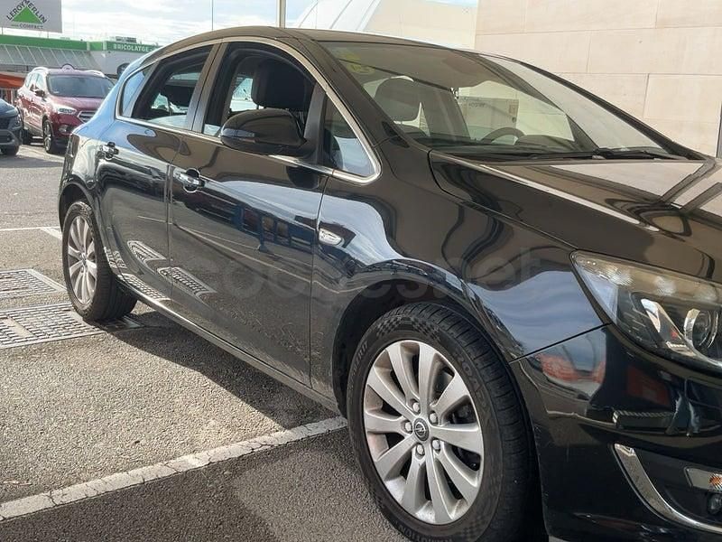 Usado Opel Astra Excellence 110 CV (80 kW) 2013 Negro Familiar