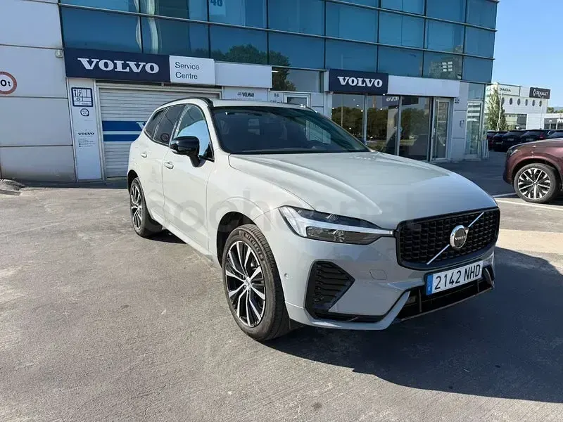 Usado Volvo XC60 Plus 250 CV (183 kW) 2025 Gris / plata SUV