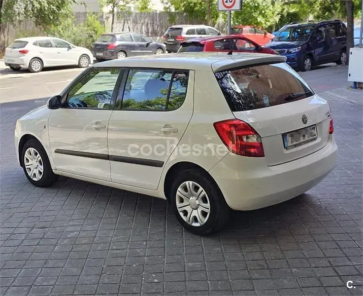 Usado Skoda Fabia 60 CV (44 kW) 2010 Blanco Berlina
