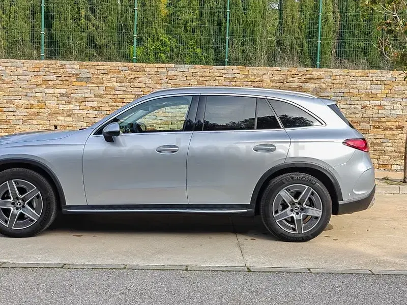 Usado Mercedes GLC300 269 CV (197 kW) 2023 Gris / plata SUV