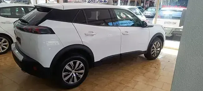Usado Peugeot 2008 Active 110 CV (80 kW) 2021 Blanco SUV
