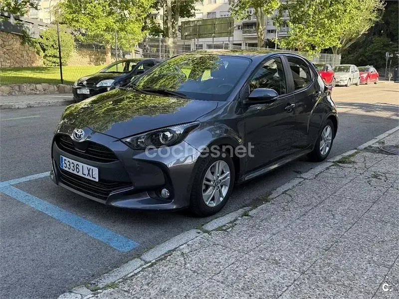 Usado Toyota Yaris Hybrid Active 116 CV (85 kW) 2022 Negro Berlina