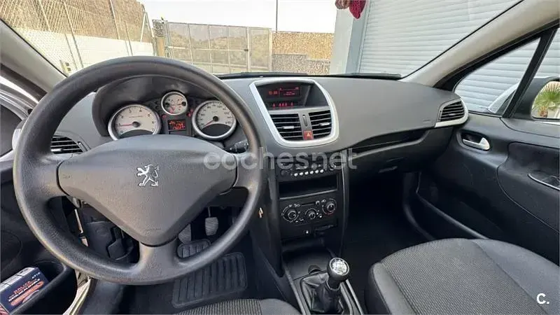 Usado Peugeot 207 Business-Line 75 CV (55 kW) 2011 Gris / plata Berlina