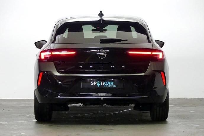 Usado Opel Astra Elegance 131 CV (96 kW) 2023 Negro Utilitario