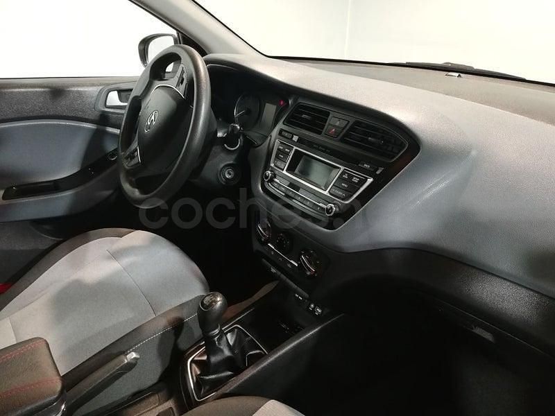 Usado Hyundai i20 84 CV (61 kW) 2015 Blanco Berlina