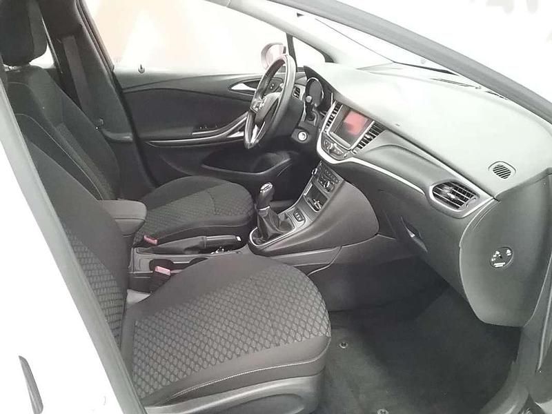 Usado Opel Astra Selective 110 CV (80 kW) 2019 Blanco Familiar