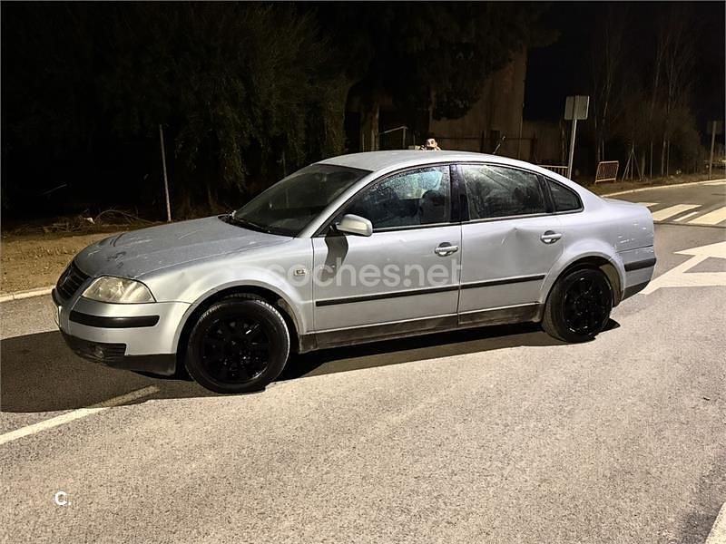 Usado VW Passat Advance 130 CV (95 kW) 2003 Gris / plata Familiar