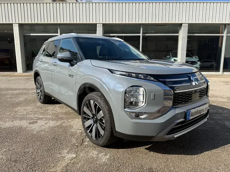 Usado Mitsubishi Outlander P-HEV 306 CV (225 kW) 2025 Gris / plata SUV