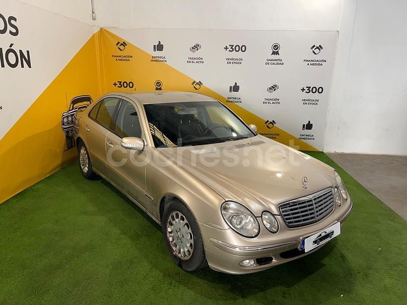Usado Mercedes E270 Elegance 177 CV (130 kW) 2003 Beige Berlina
