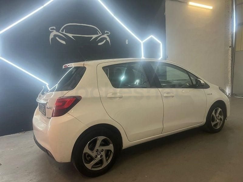 Usado Toyota Yaris Hybrid Active 100 CV (73 kW) 2015 Blanco Berlina