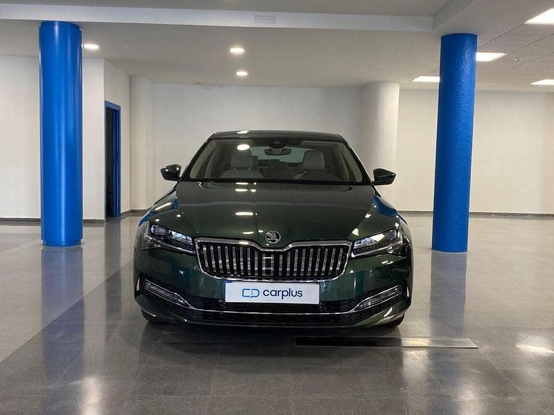 Usado Skoda Superb Ambition 150 CV (110 kW) 2021 Verde esmeralda metalizado Familiar