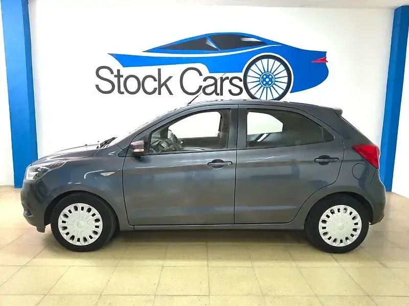Usado Ford Ka Plus Ultimate 85 CV (62 kW) 2017 Gris / plata Utilitario