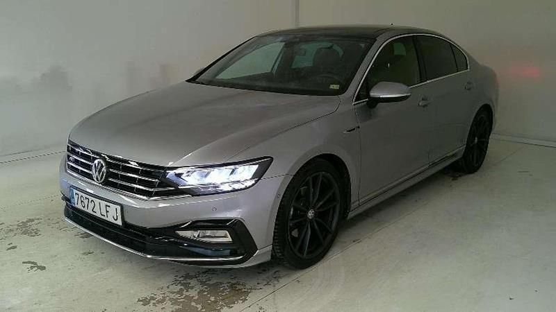 Gris Usado 2020 VW Passat R-line Berlina | 23.499 € (Precio justo) - Imagen 1/4