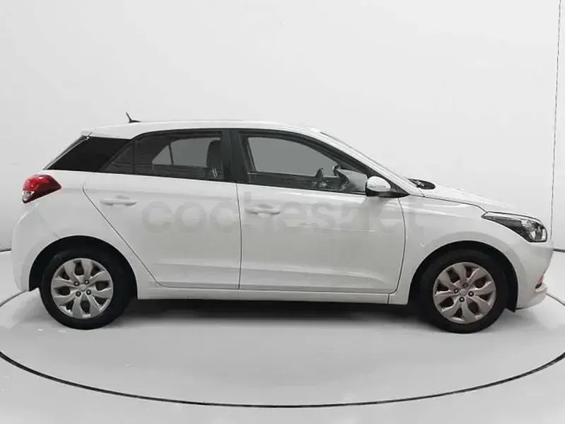 Usado Hyundai i20 90 CV (66 kW) 2018 Blanco Berlina