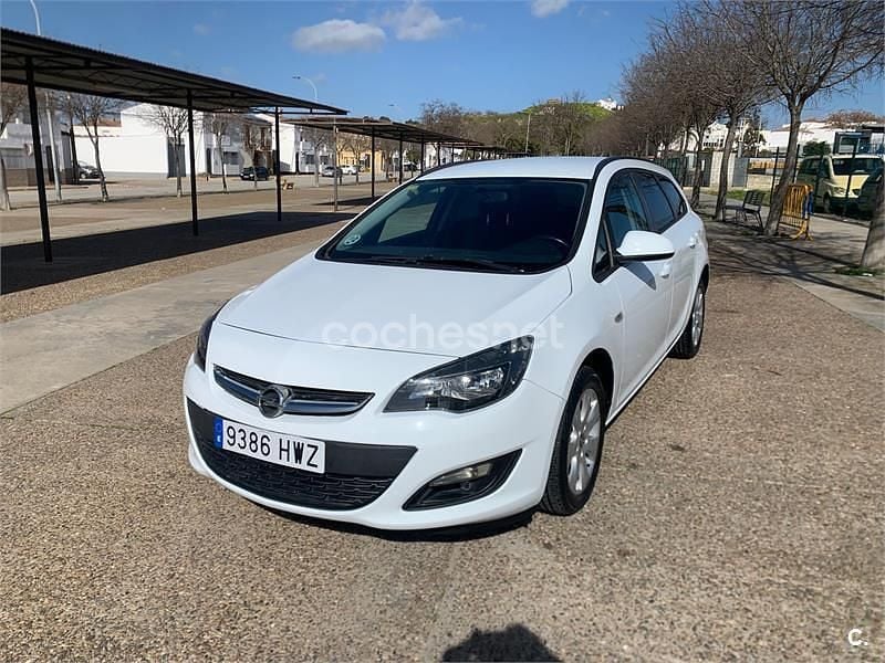 Usado Opel Astra Business 110 CV (80 kW) 2014 Blanco Familiar